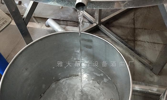 雅大烤酒設(shè)備出酒快，操作簡單