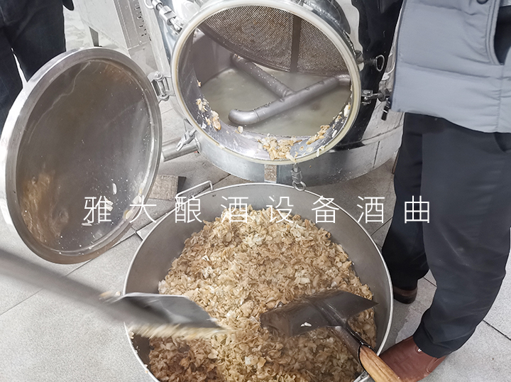 3.19用雅大蒸酒設(shè)備將百合蒸好