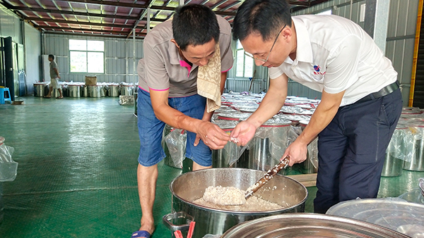 7月天氣炎熱，還可用小型酒廠釀酒設(shè)備做酒嗎？