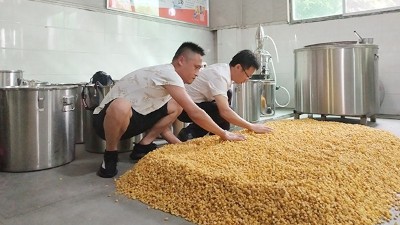 是誰(shuí)給他這個(gè)膽，三伏天還敢用烤酒設(shè)備做顆粒固態(tài)玉米酒？