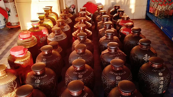 小型酒廠釀酒設(shè)備：想知道臨瀾灣純糧酒大賣全國的奧秘，請點(diǎn)這里