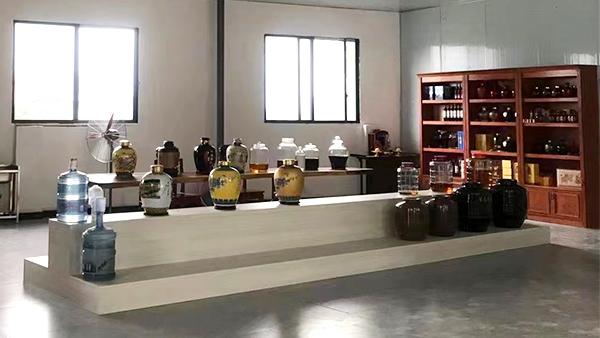 引進(jìn)做酒設(shè)備開(kāi)酒坊，信心滿滿打造特色餐館