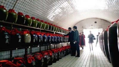 驚！原來(lái)用釀酒白酒設(shè)備釀造企業(yè)定制酒好處這么多！