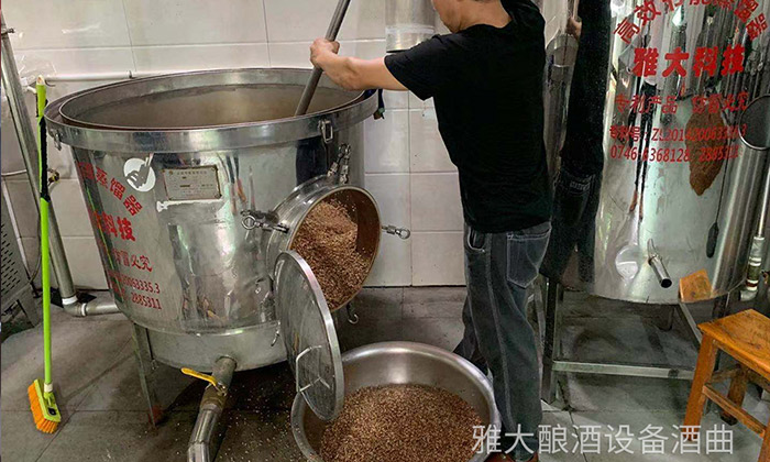 雅大釀酒設(shè)備操作簡單