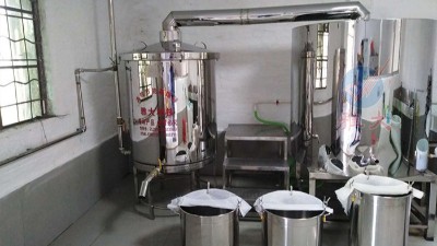 用蒸酒設(shè)備做酒，這樣做出酒穩(wěn)定，出高度酒也多。