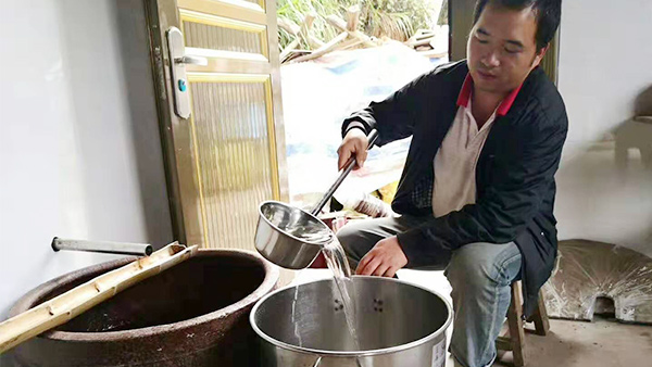 從廚師到釀酒師，用蒸餾釀酒設備釀出美酒，釀出紅火日子