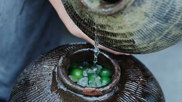 用果酒釀酒設(shè)備釀造的純糧酒泡青梅酒，簡單易做，越泡越香